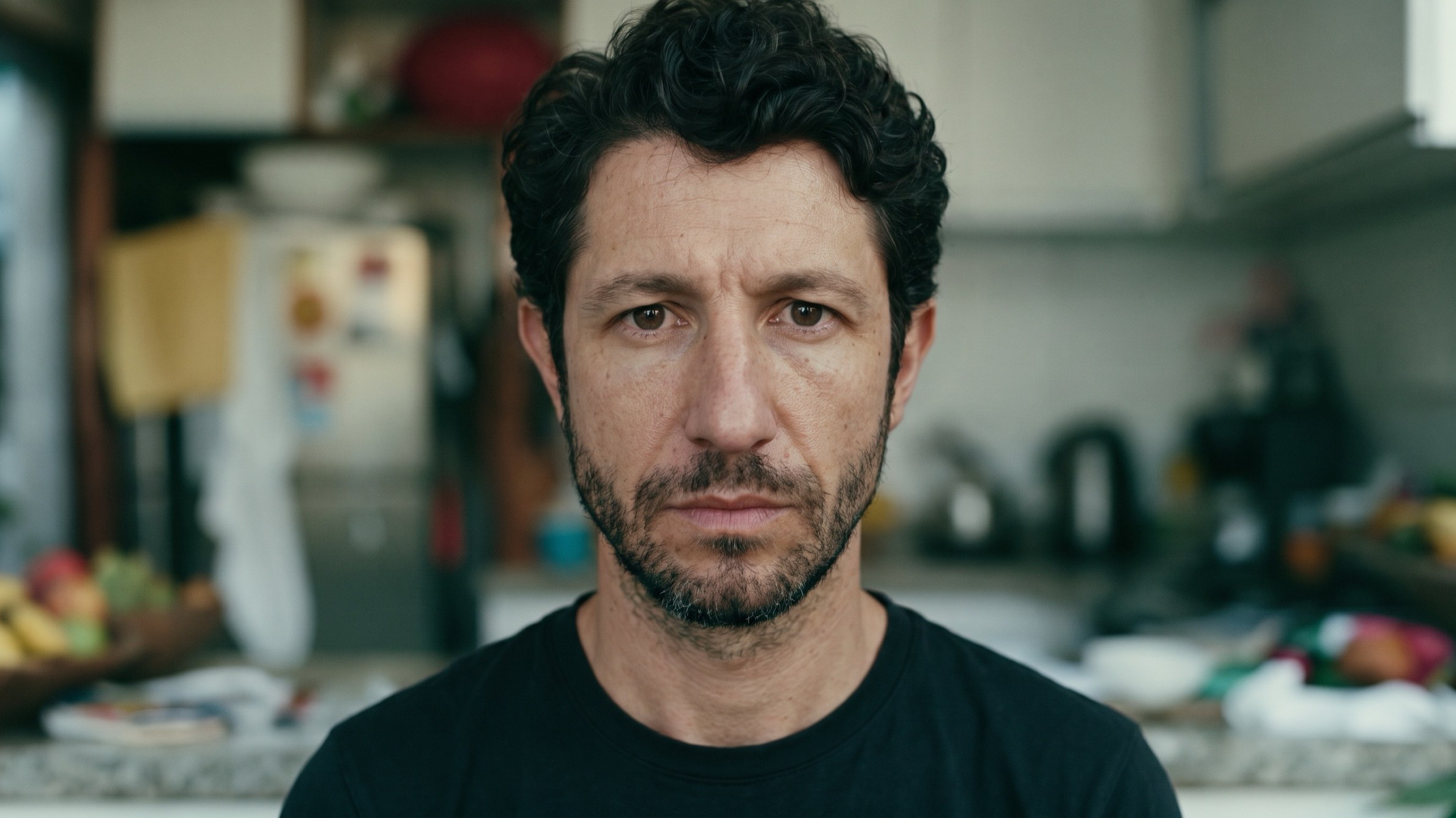 O mesmo close, agora na cozinha, a sopa na frente dele.
