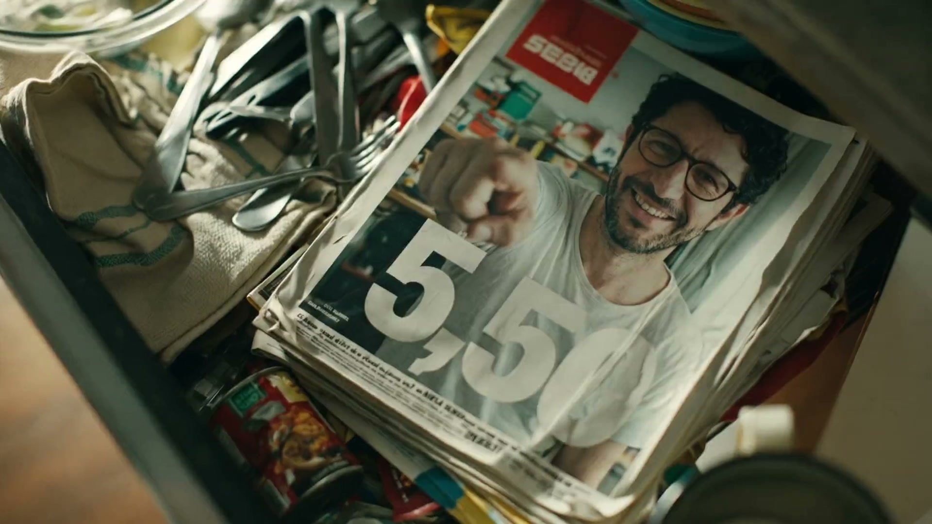 A pilha de revistas antigas, ele na capa.